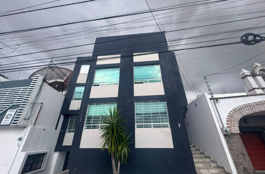  Vecinos de La Paz denuncian descarga de aguas negras en la vía pública