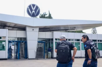 Volkswagen eleva oferta salarial a 10.04% y SITIAVW frena huelga en Puebla