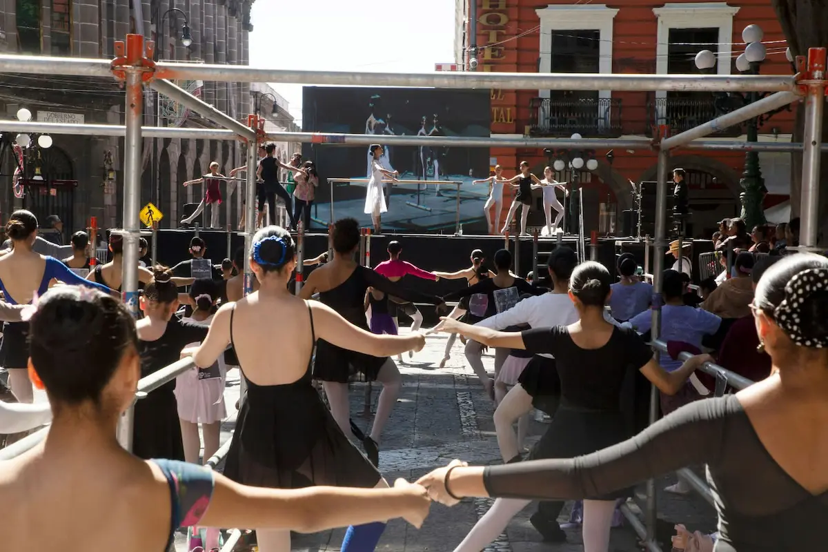 Elisa Carrillo convierte el Zócalo de Puebla en escenario de ballet
