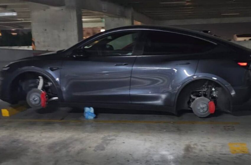  Delincuentes dejan Tesla sin llantas en estacionamiento de Sonata, Lomas de Angelópolis Puebla; negocio no se hará responsable