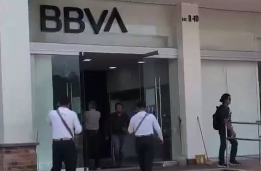  Reportan robo de 180 mil pesos dentro de un BBVA en Plaza San Diego, Cholula