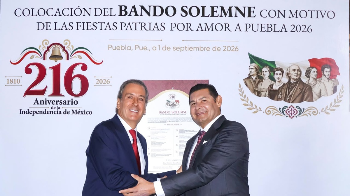Colocan Alejandro Armenta y Pepe Chedraui Bando Solemne de las Fiestas Patrias 2026 en el Palacio Municipal
