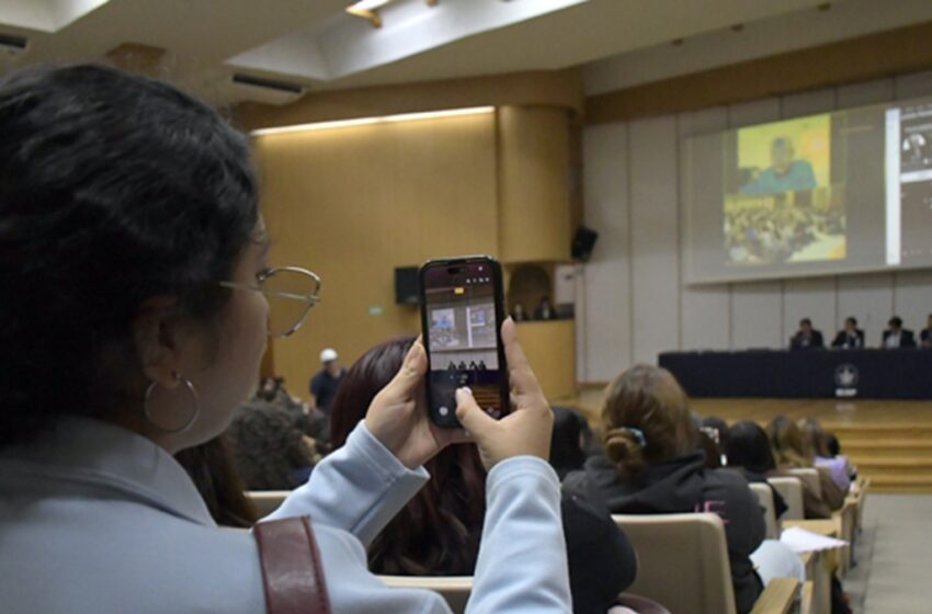  Dicta conferencia magistral el politólogo Robert Keohane a estudiantes de la BUAP
