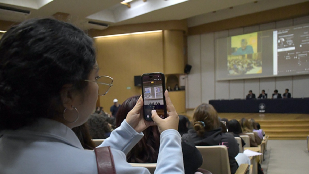Dicta conferencia magistral el politólogo Robert Keohane a estudiantes de la BUAP