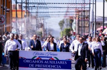 Encabeza Lupita Cuautle desfile cívico por CCXVI aniversario del inicio de la independencia