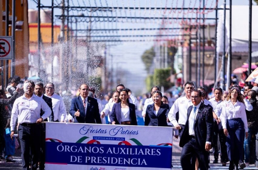  Encabeza Lupita Cuautle desfile cívico por CCXVI aniversario del inicio de la independencia