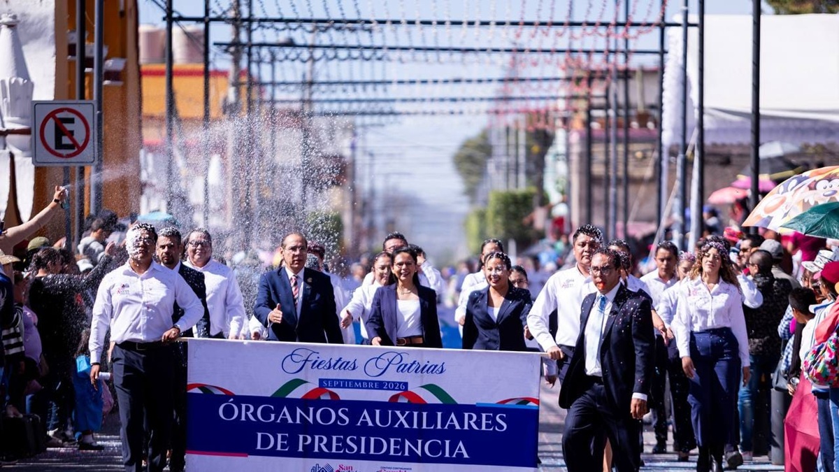 Encabeza Lupita Cuautle desfile cívico por CCXVI aniversario del inicio de la independencia