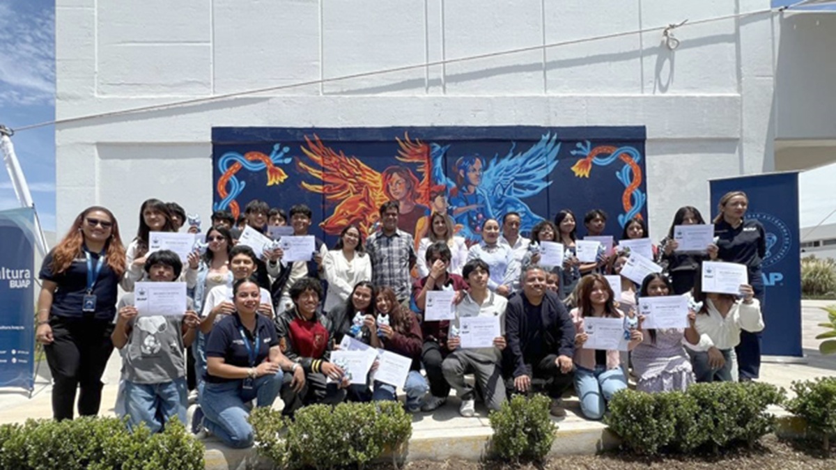Plasman estudiantes BUAP su talento y creatividad en mural de la preparatoria de Tepeaca