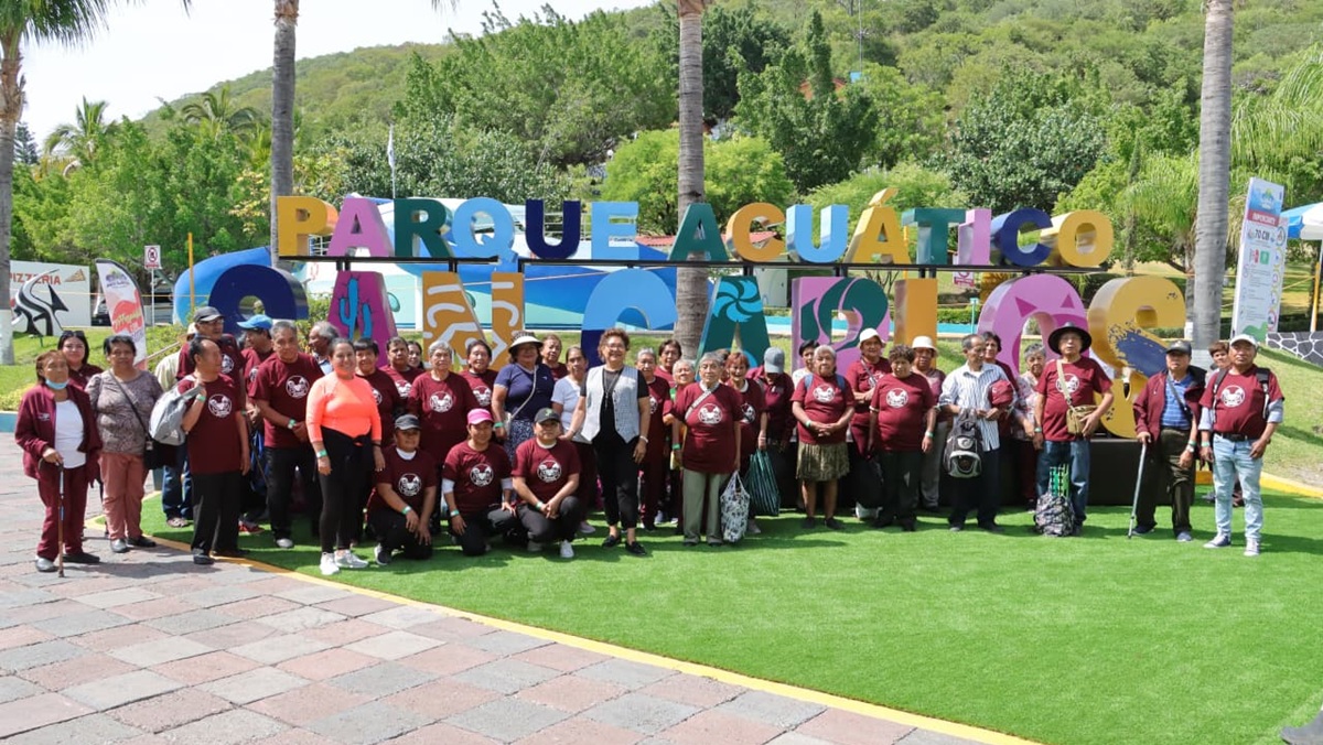 Tere Alfaro acompaña a más de 600 adultos mayores al parque acuático