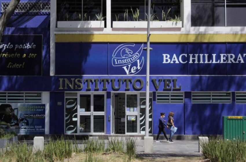  Nueve estudiantes se intoxican en Instituto Vel de Puebla; dos fueron hospitalizados tras fuerte olor a creolina