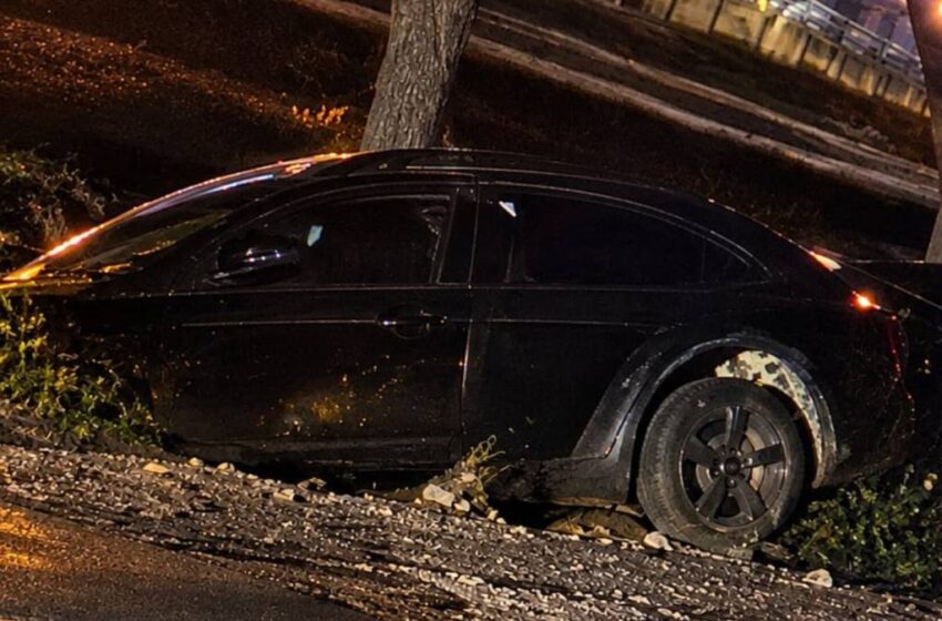  Tesla choca contra poste en la Vía Atlixcáyotl; investigan a joven conductor presuntamente ebrio