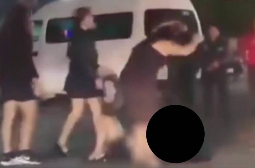  Trifulca por infidelidad: Captan agresión contra una mujer afuera de zona de bares en Tehuacán; tres mujeres la golpearon