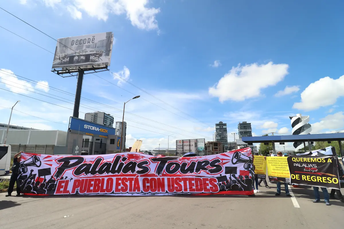 Bloqueo de cinco horas paraliza la Vía Atlixcáyotl por conflicto con Palalia’s Tours