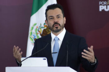 García Parra reta a TV Azteca que muestre contratos del gobierno de Puebla para red de bots