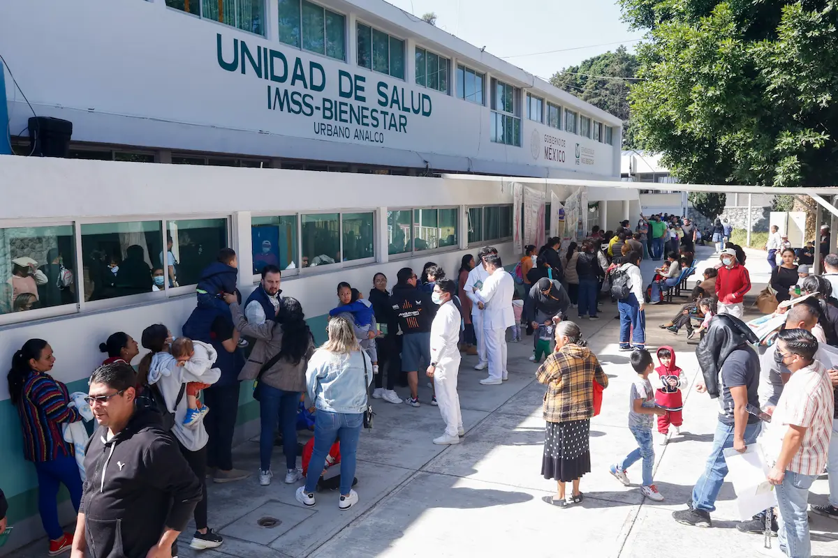 Trabajadores del IMSS en Puebla rechazan aumento salarial de 8% y alistan protesta