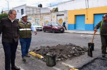 Verifica Pepe Chedraui labores de bacheo en colonia Los Volcanes