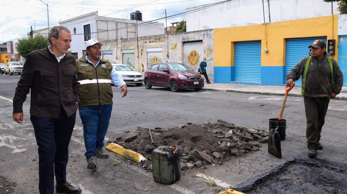 Verifica Pepe Chedraui labores de bacheo en colonia Los Volcanes