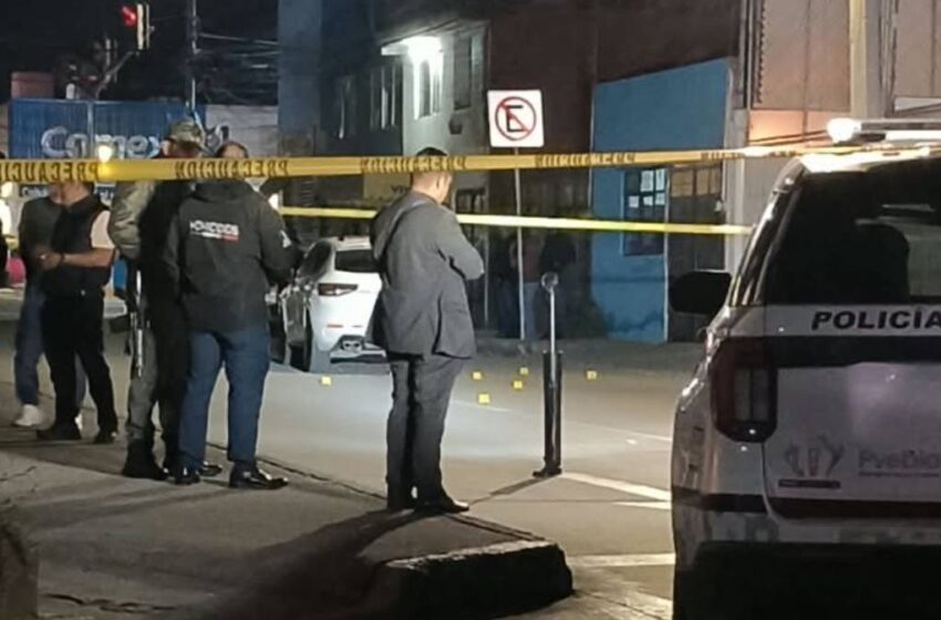  Atacan camioneta de mando de Homicidios de la FGE en Puebla; un agente ministerial resulta herido