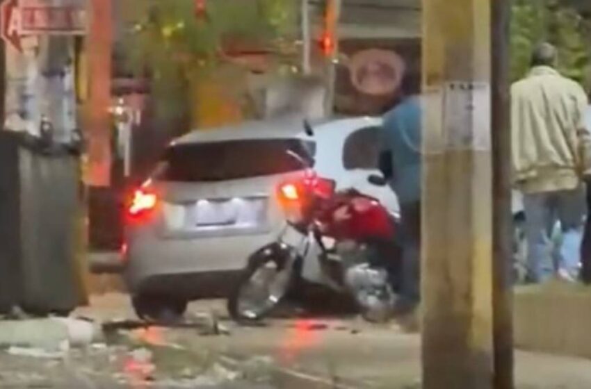  Hallan a una persona sin vida dentro de un Mercedes tras ataque armado en Fuentes de San Bartolo, Puebla